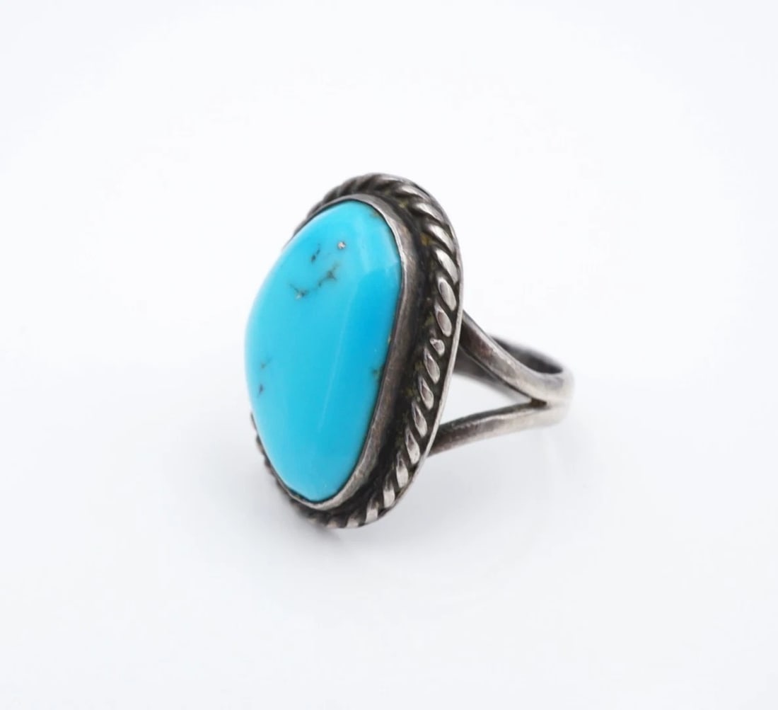 Southwestern Turquoise Slab Ring Rope Sterling Silver Size 5.75 Natural RS4048: This beautiful Southwestern ring features a gorgeous slab of natural Kingman turquoise, set in an ornate rope bezel atop a tapered sterling silver band with a split-shank design. This beautiful ring i