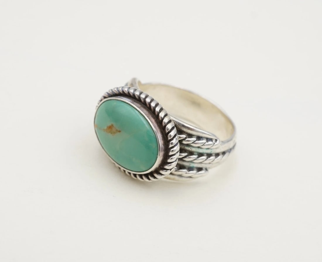 Vtg Quoc Natural Turquoise Ring Sterling Silver Chunky Sz 6 Southwestern RS4038: This beautiful vintage ring from Quoc Turquoise Inc. features a gorgeous turquoise cabochon set in a textured rope bezel set atop a tapered band. Complete with ornate rope designs around the entire sh
