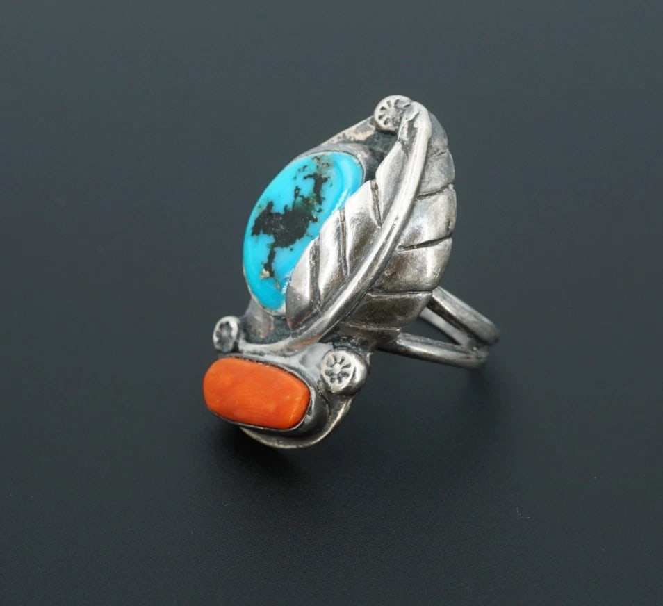Vtg Navajo Turquoise Red Coral Statement Ring Sterling Silver Size 8.25 RS3826: This beautiful Navajo artisan ring features a large slab of bright blue turquoise, set in a classic bezel atop a chunky, split shank band with a 3D feather design. Complete with a red coral accent bez