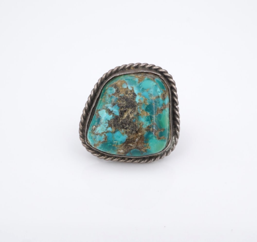 Southwestern Turquoise Ring Artisan Sterling Silver Size 4.5 Vintage RS3721: This beautiful southwestern style artisan ring features a slab of natural turquoise bezel set in a sterling silver frame with a rope border. A gorgeous addition to any Native American jewelry collecti