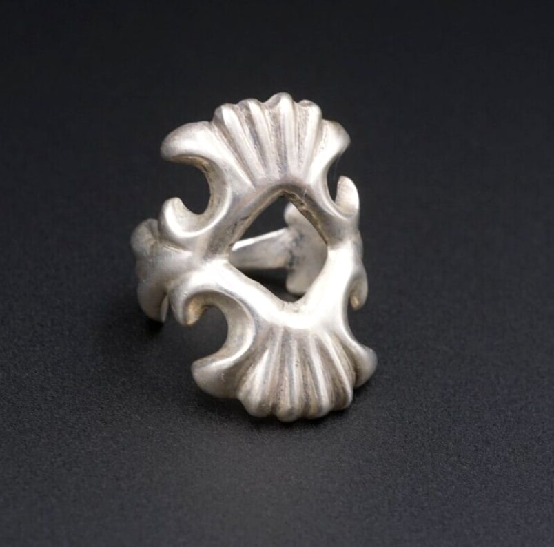 Artisan Nellie Tso Navajo Sterling Silver Ring Tufa Cast Size 5.75 RS3556: This beautiful ring crafted by renowned Navajo silversmith Nellie Tso features in intricate tufa cast design set in solid sterling silver. A great addition to any Native American jewelry collection! M
