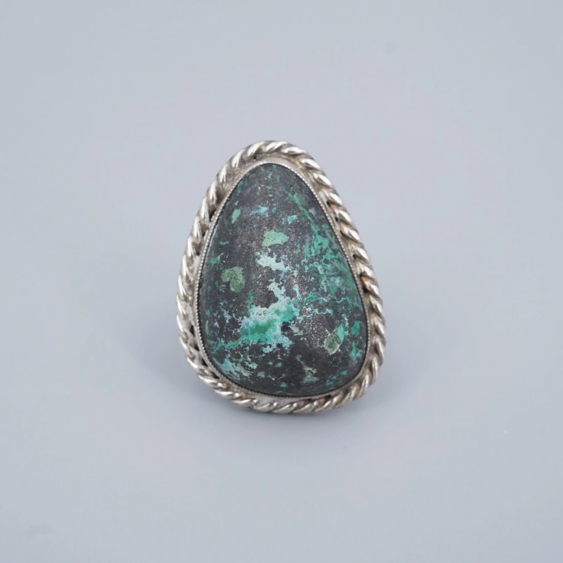 Vintage Southwestern Green Turquoise Ring Sterling Silver Size 12 Artisan RS3828: This beautiful Southwestern artisan ring features a large, blue-green turquoise cabochon bezel set atop a slim sterling silver band. Complete with an ornate rope design, this gorgeous ring is a great 