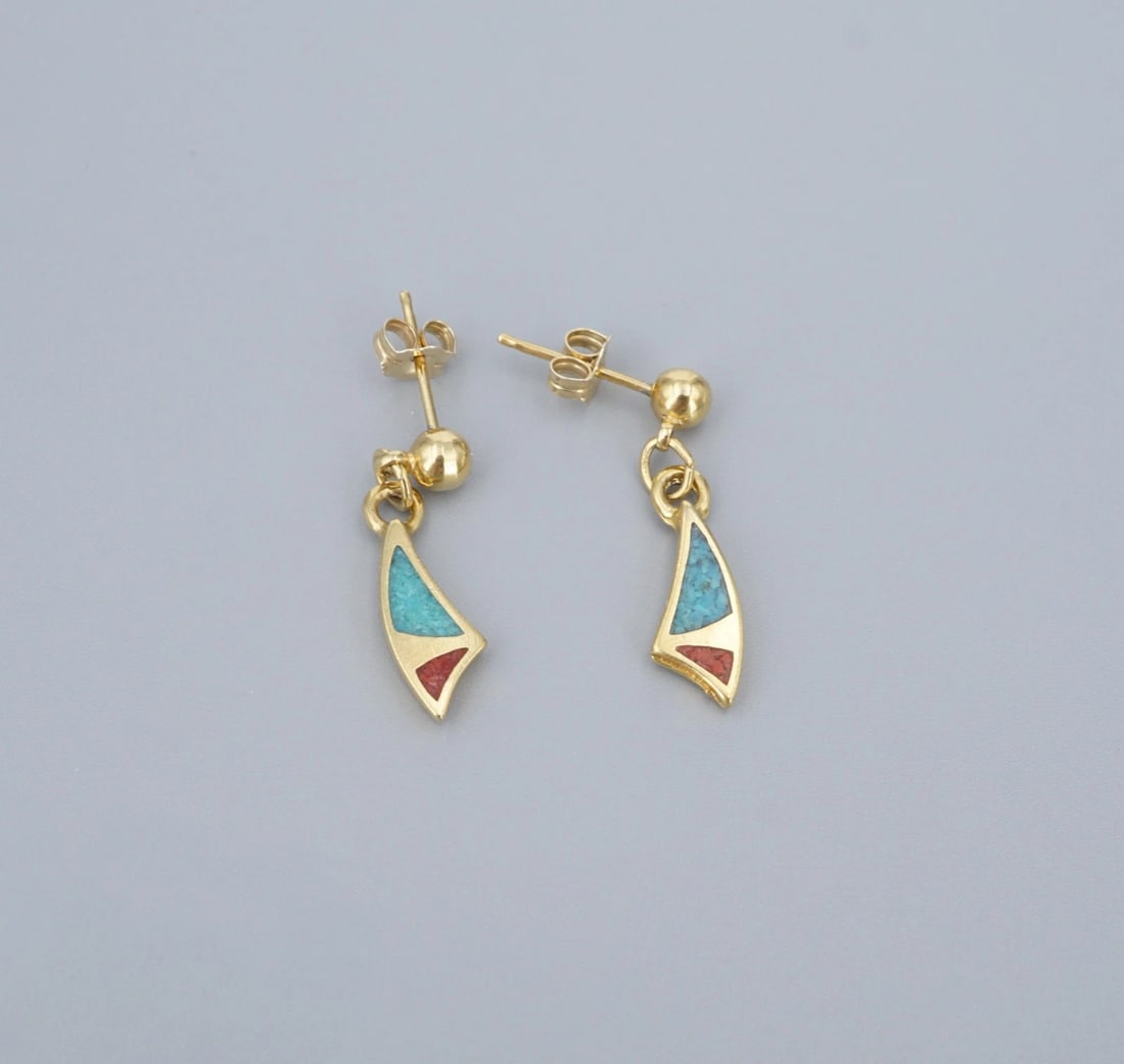 Southwestern 14k Inlay Earrings Turquoise Coral Yellow Gold Signed COP 1" EG2517: These lovely Southwestern artisan earrings feature a geometric inlay of turquoise and red coral, set flush atop a curved triangular frame crafted in 14k yellow gold. These unique earrings are the perf