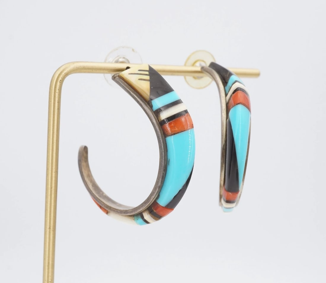 Vtg Pat & Lena Tsethlikai Inlay Hoop Earrings Sterling Silver 1.5" Navajo ES2857: This lovely pair of earrings from Navajo artisans Pat and Lena Tsethlikai features a geometric inlay of turquoise, red coral, opal, onyx and mother of pearl set atop a large, curved hoop design. Craft