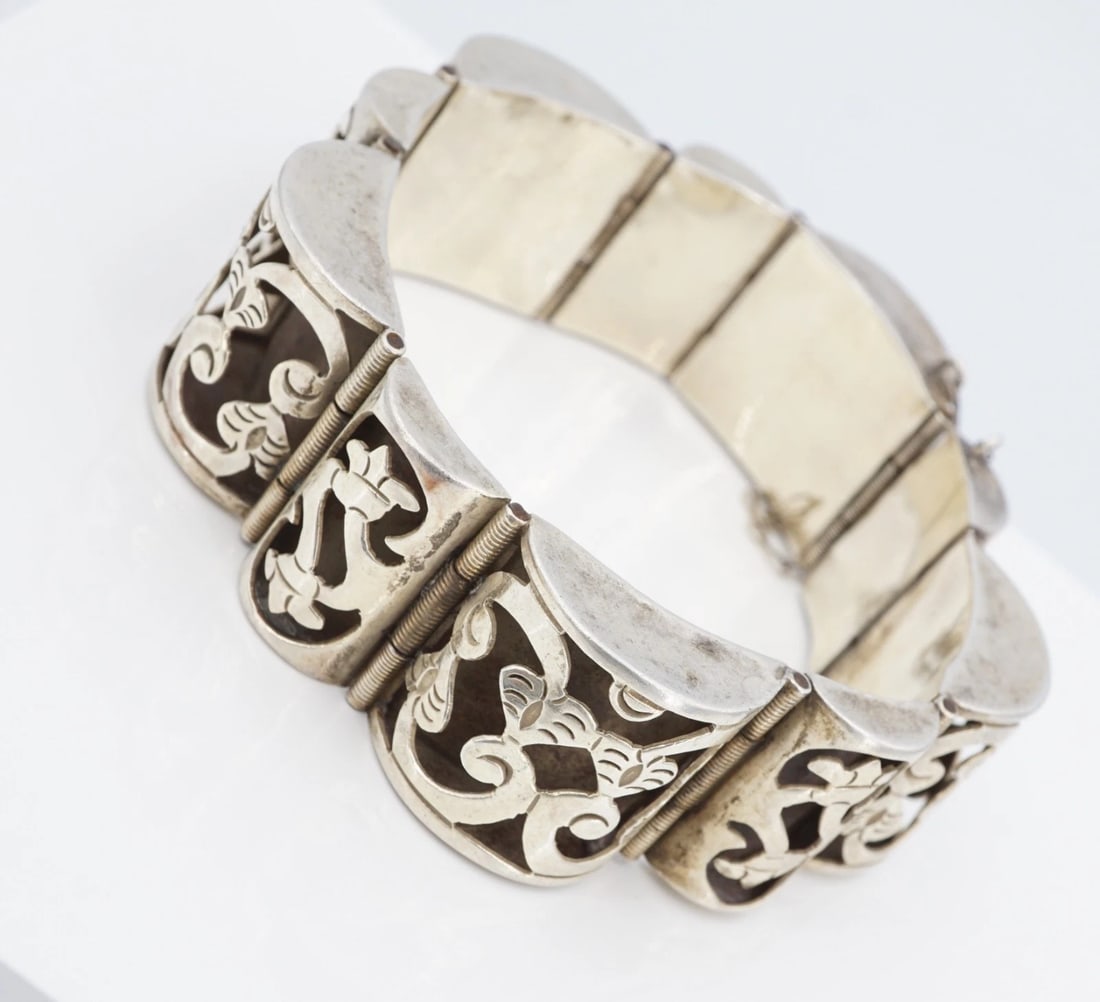 Vtg TAXCO Los Ballesteros Sterling Silver Hinged Panel Bracelet 20mm BS3269: This vintage Taxco bracelet from Los Ballesteros features ornate shadowbox panel sterling silver links with a sturdy box closure. Metal Type: Sterling Silver Notable Marks: Hecho en Mexico, 5 eagle ma