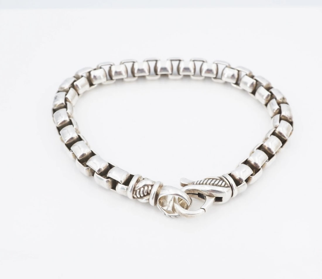 JAI Round Box Chain Link Bracelet Sterling Silver 7" 7.1mm John Hardy BS3340: This classic bracelet from JAI features a rounded box link chain crafted in solid sterling silver with a large lobster clasp. Crafted in solid sterling silver with ribbed accents. Metal Type: Sterling