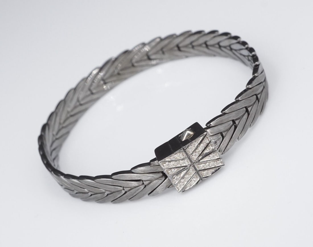 John Hardy Diamond Bracelet Blackened Chain Sterling Silver Modern 7" BS2698: This classic designer bracelet features a modern interlinked "v" chain design, crafted in blackened sterling silver, with a diamond studded clasp. Metal Type: Sterling Silver (marked and tested) Notab