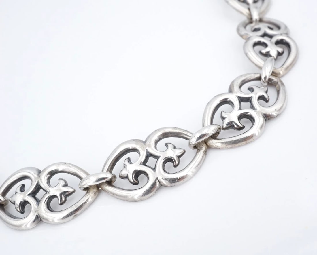 James Avery Fleur De Lis Heart Link Bracelet Sterling Silver Retired 8" BS3227: This, retired James Avery bracelet features interlocking heart shaped links with an ornate fleur de lis design, all crafted in solid sterling silver. Metal Type: Sterling Silver Notable Marks: James A
