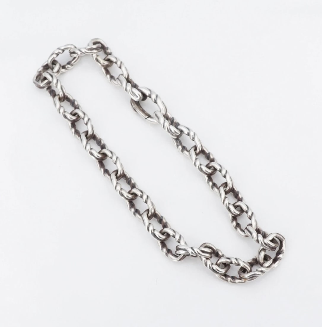 David Yurman Twist Oval Link Chain Bracelet Sterling 8mm 9" Rare HTF BS3341: This retired bracelet from David Yurman is crafted of sterling silver and features twisted cable motif links and a matching lobster clasp. This is a modern bracelet with the signature style of David Y