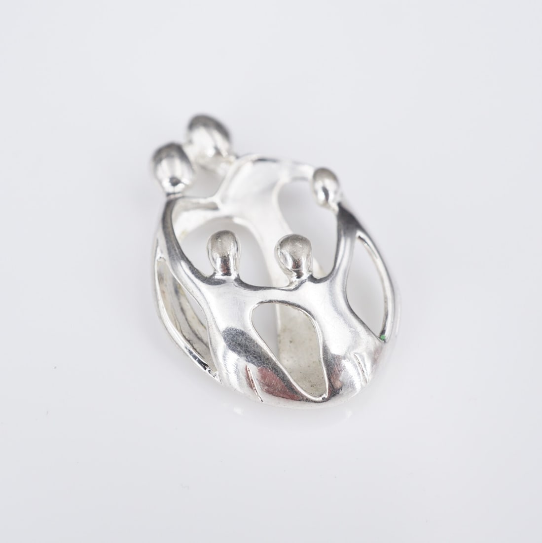 Carolyn Pollack Pendant Family of 5 Large Sterling Silver 1.4" Relios PS2039: This pendant features a sweet scene of a family of 5 holding hands in a circle. The 3D pendant slides easily with a hidden bale. From Carolyn Pollack's Relios collection. Metal Type: Sterling Silver (