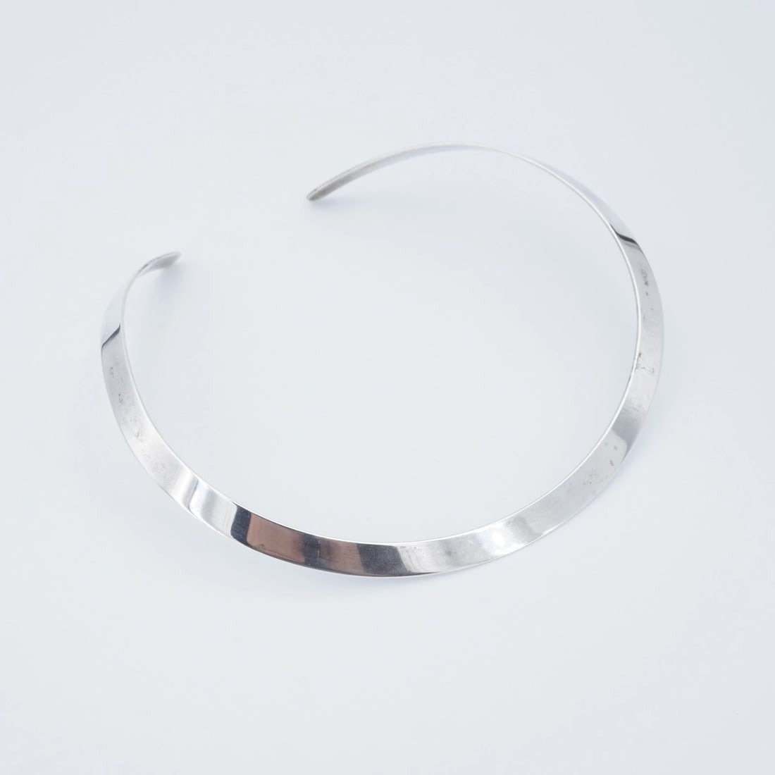 James Avery Collet Neck Collar Necklace Sterling Silver 15" Retired 8mm NS2329: This necklace from James Avery features a flat slim neck collar crafted from solid sterling silver. It is described by Avery as, "Understated and elegant. Showcase your unique style with a women's col