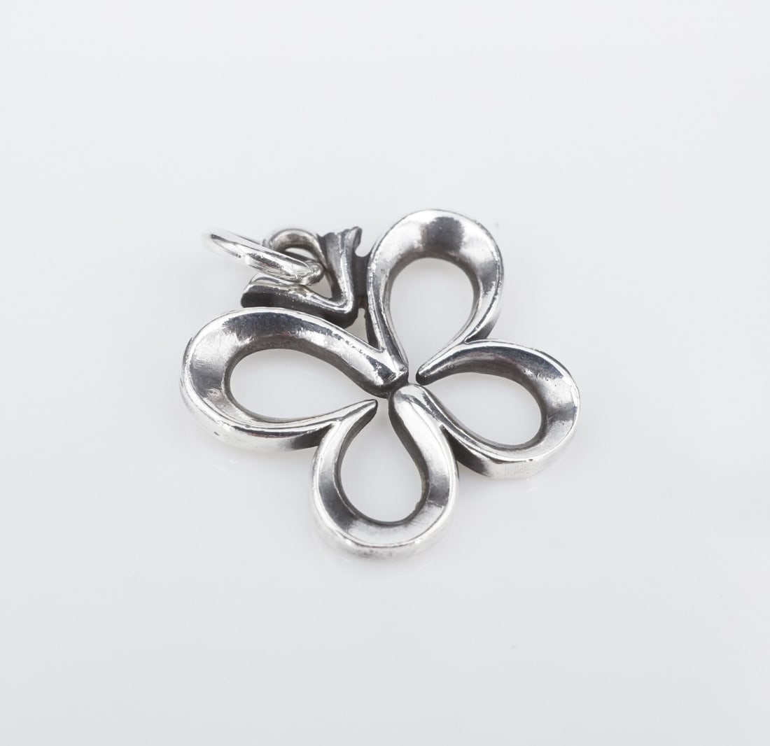 James Avery Open Butterfly Charm Pendant Sterling Silver Nature Retired PS2230: This retired James Avery charm/pendant features an open butterfly design. Crafted of solid sterling silver. Metal Type: Sterling Silver Notable Marks: James Avery Hallmark 925 Measurements: 3/4" x 3/4