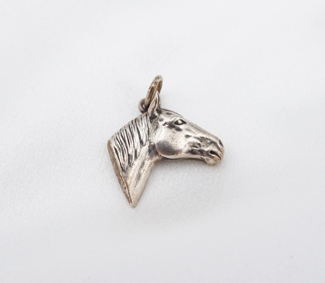 James Avery Horse Head Charm Pendant Sterling Silver 3/4" Rare Retired CHS2315: This retired James Avery design features a detailed, 3D horse head design crafted of solid sterling silver. Metal Type: Sterling Silver Notable Marks: Avery Ster Measurements: 3/4" hang; 3 grams Condi