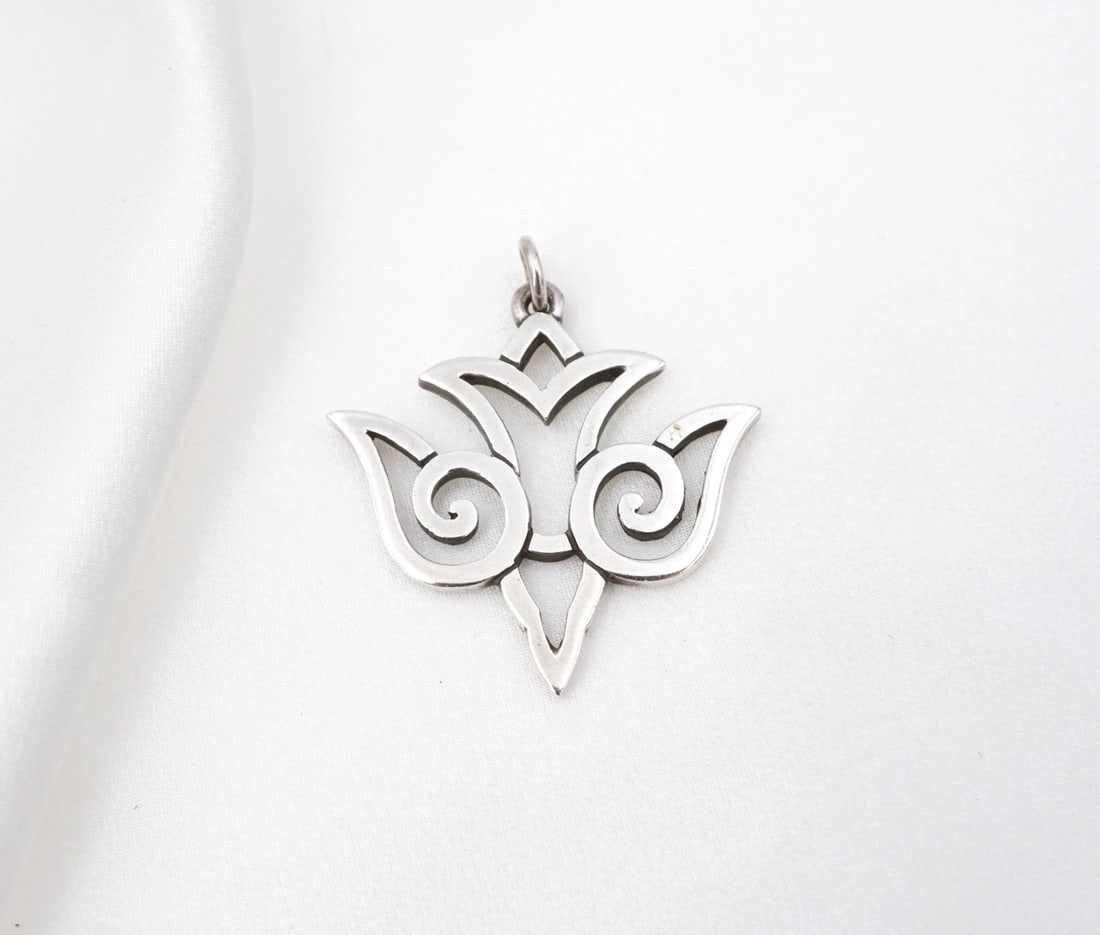 James Avery Large Descending Dove Pendant Sterling Silver 1.4" Retired PS2279: This retired James Avery designer pendant depicts a large openwork style descending dove, crafted of solid sterling silver. Complete with ornate scroll designs in the center. Metal Type: Sterling Silv