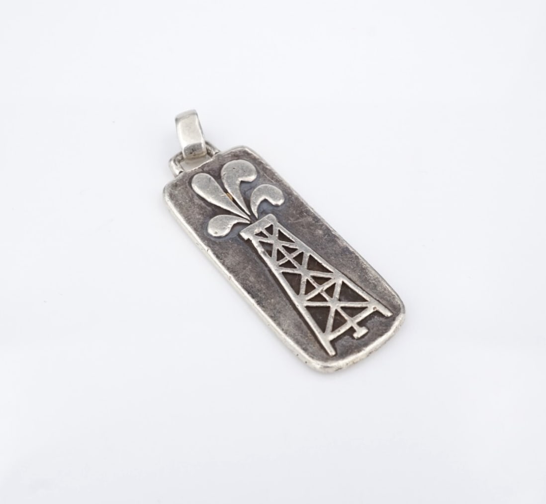 James Avery Oil Gusher Pendant Large Sterling Silver Retired Engraved PS2235: This James Avery pendant features a rare and retired design. Across the pendant is an intricate oil rig gushing black gold, Texas tea. An incredibly unique piece, great for a James Avery collector. Me