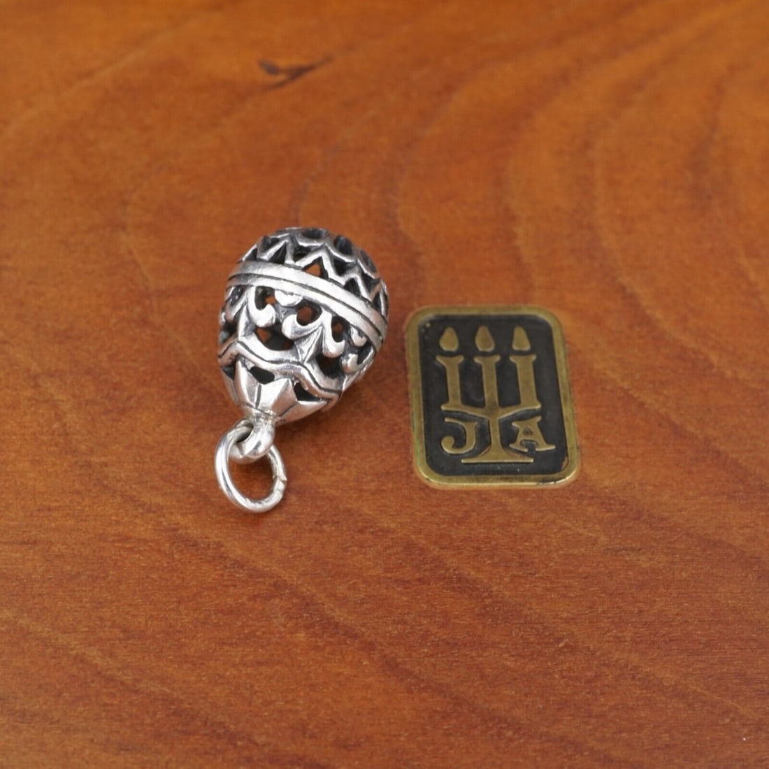 James Avery Fleur De Lis Easter Egg Charm 3D Sterling Silver Retired CHS1997: This charm is a retired James Avery design. Featuring a detailed 3D egg with an intricate openwork Fleur de Lis design all set in sterling silver. Metal Type: Sterling Silver Notable Marks: James Aver