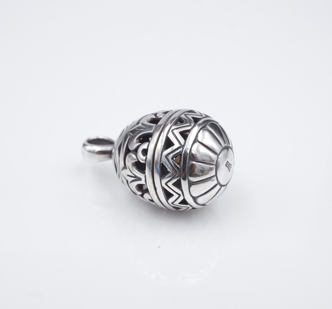 James Avery XL Easter Egg Charm Fleur De Lis Sterling Silver 1.5" Retired PS2204: This pendant is a retired James Avery design, featuring a detailed 3D egg with an intricate openwork Fleur de Lis design and scroll details all set in sterling silver. Metal Type: Sterling Silver Nota