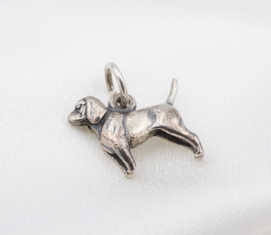 James Avery Beagle Dog Charm Pendant 3D Sterling Silver 0.45" Retired CHS2378: This retired James Avery charm pendant features a 3D beagle design crafted of solid sterling silver. A great gift for that animal lover or representation of the furry friend in your family. Can be wor