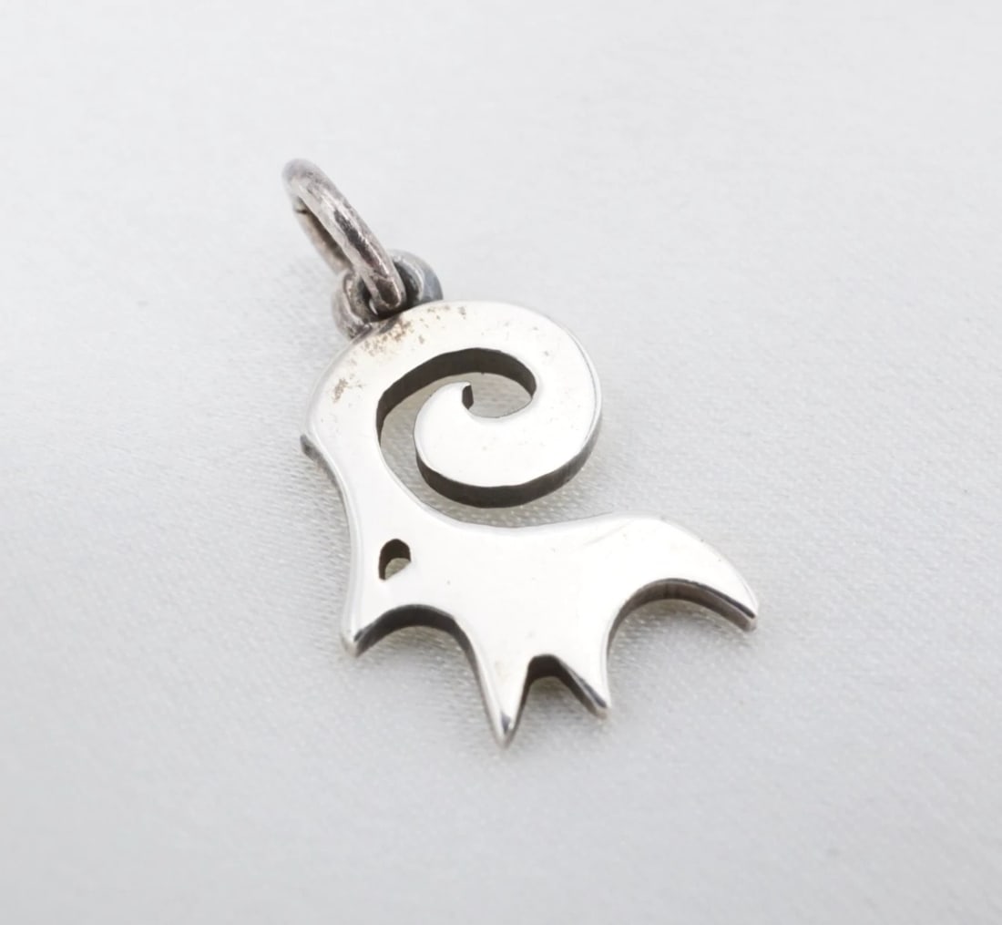 James Avery Abstract Ram Charm Pendant Sterling Silver 0.6" Retired Rare CHS2362: This retired James Avery charm depicts an abstract ram motif with a spiral horn design. Crafted in solid sterling silver, this very rare design is perfect as a gift for any James Avery collector. Meta
