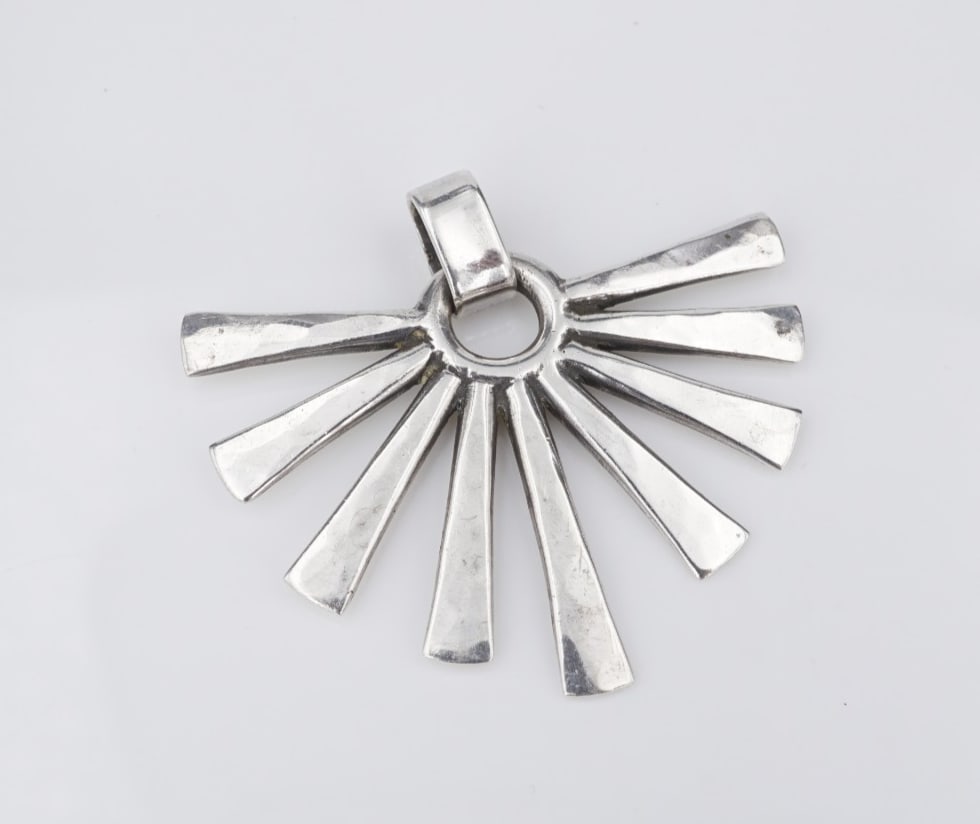 James Avery Hammered Rays of Sun Pendant Sunburst Sterling Silver 1.6" PS2244: This retired James Avery pendant features hammered sun rays. Crafted in solid sterling silver, this bold pendant is an and meaningful piece of faith to carry with you always. Metal Type: Sterling Silv