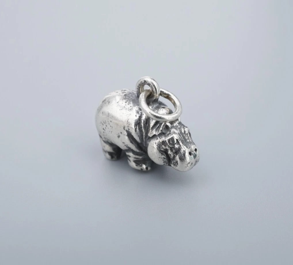 James Avery Hippopotamus Charm Pendant 3D Sterling Silver 0.5" Retired CHS2200: This rare retired James Avery charm features a detailed, 3D hippopotamus crafted of solid sterling silver. Metal Type: Sterling Silver Notable Marks: JA Hallmark 925 Measurements: 0.55" x 0.65"; 7.4 g