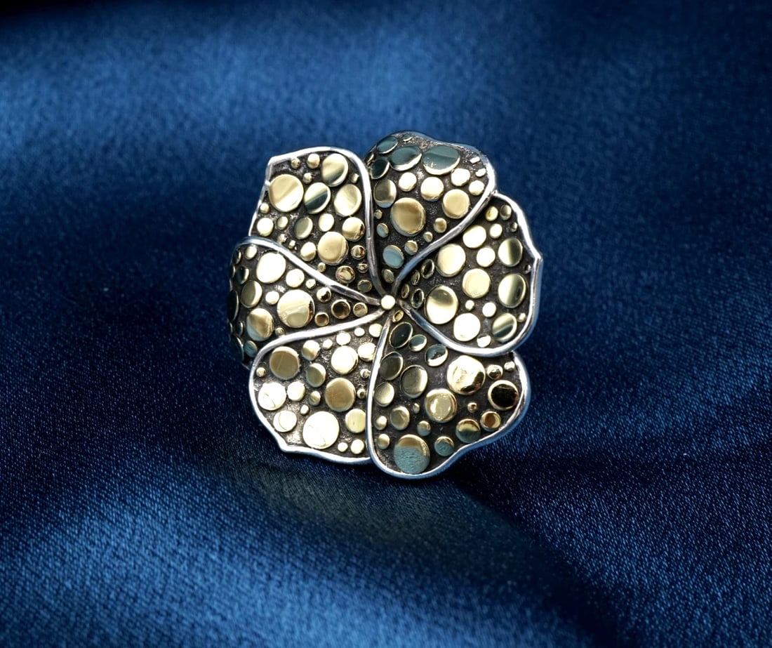 John Hardy Ayu Frangipani Flower Dot Ring Sterling Silver 18k Size 6.5 RS4063: This ring from designer John Hardy features the iconic Ayu Frangipani flower design adorned with clusters of 18k yellow gold dots on each petal. The underside of the ring is embellished with a petite,