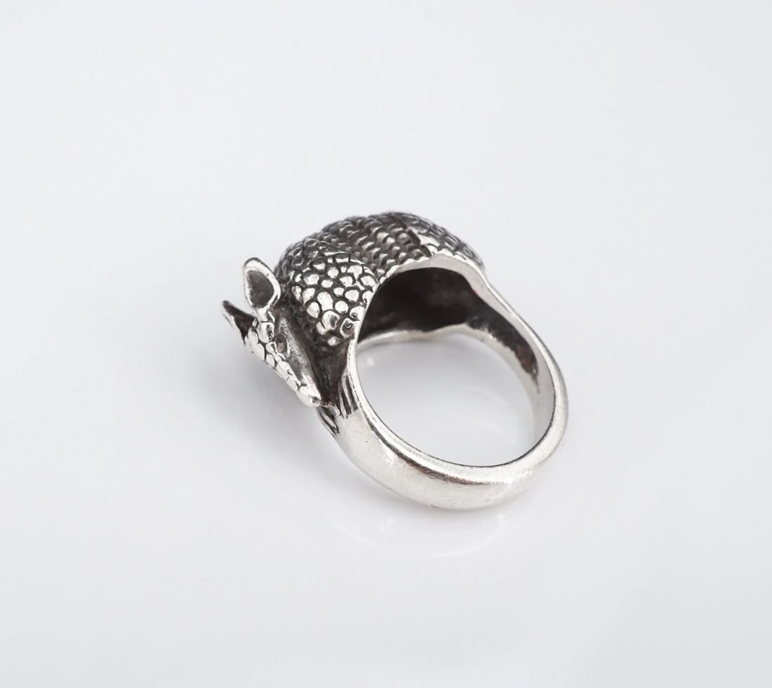 James Avery 3D Armadillo Ring Sterling Silver Size 4 Retired Rare RS3916: This, retired ring from James Avery features a detailed, 3D armadillo perched atop a slim band, all crafted in solid sterling silver. Metal Type: Sterling Silver Notable Marks: JA Hallmark STER Measur