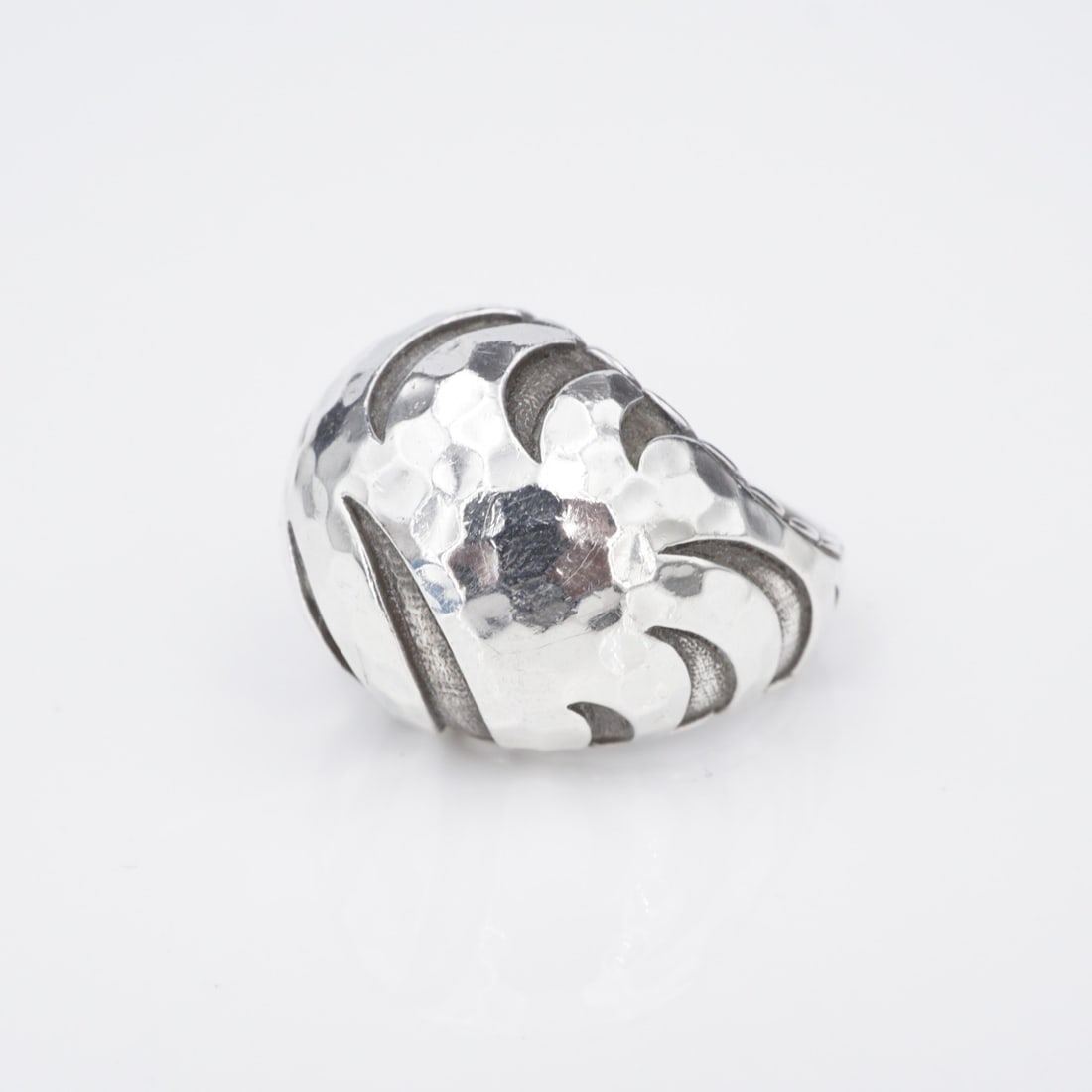 John Hardy Palu Macan Dome Ring Sterling Silver Size 7 Stripe Statement RS3764: This ring from designer John Hardy features a chunky dome design crafted in solid sterling silver with intricate tiger stripe designs on the face. Metal Type: Sterling Silver Notable Marks: JH hallmar