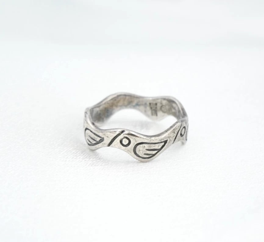 James Avery Eternity Bird Band Ring Sterling Silver Size 5.5 Rare Retired RS4078: Vintage James Avery sterling silver band ring featuring a flowing wavy-edge design with engraved bird and sparrow motifs. The ring has an organic profile with oxidized detail, giving it a classic reti