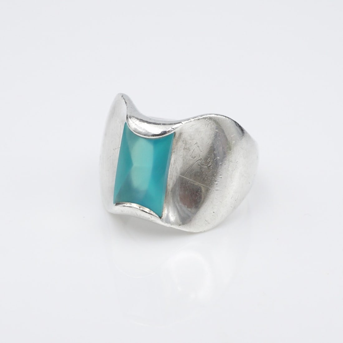 James Avery Monaco Blue Chalcedony Ring Sterling Silver Sz 5.5 Retired RS3773: This retired ring from James Avery features a vivid blue chalcedony cabochon nestled in the center of a wide sterling silver band with an ornate wave design. Metal Type: Sterling Silver Notable Marks: