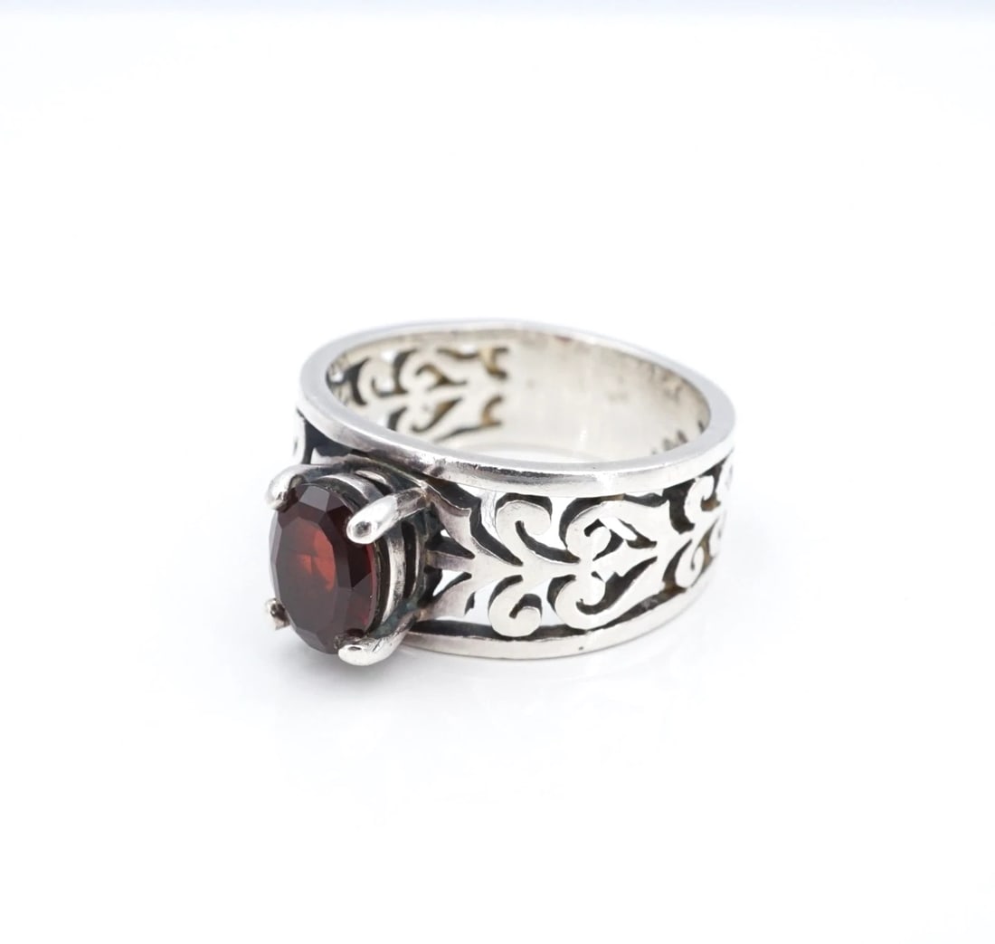 James Avery Adoree Garnet Birthstone Ring Sterling Silver Sz 7 RS4031: This "Adoree Gemstone" ring from James Avery features a deep red, oval cut garnet high set atop a wide solid sterling silver band with a repeating open heart design. Metal Type: Sterling Silver Notabl