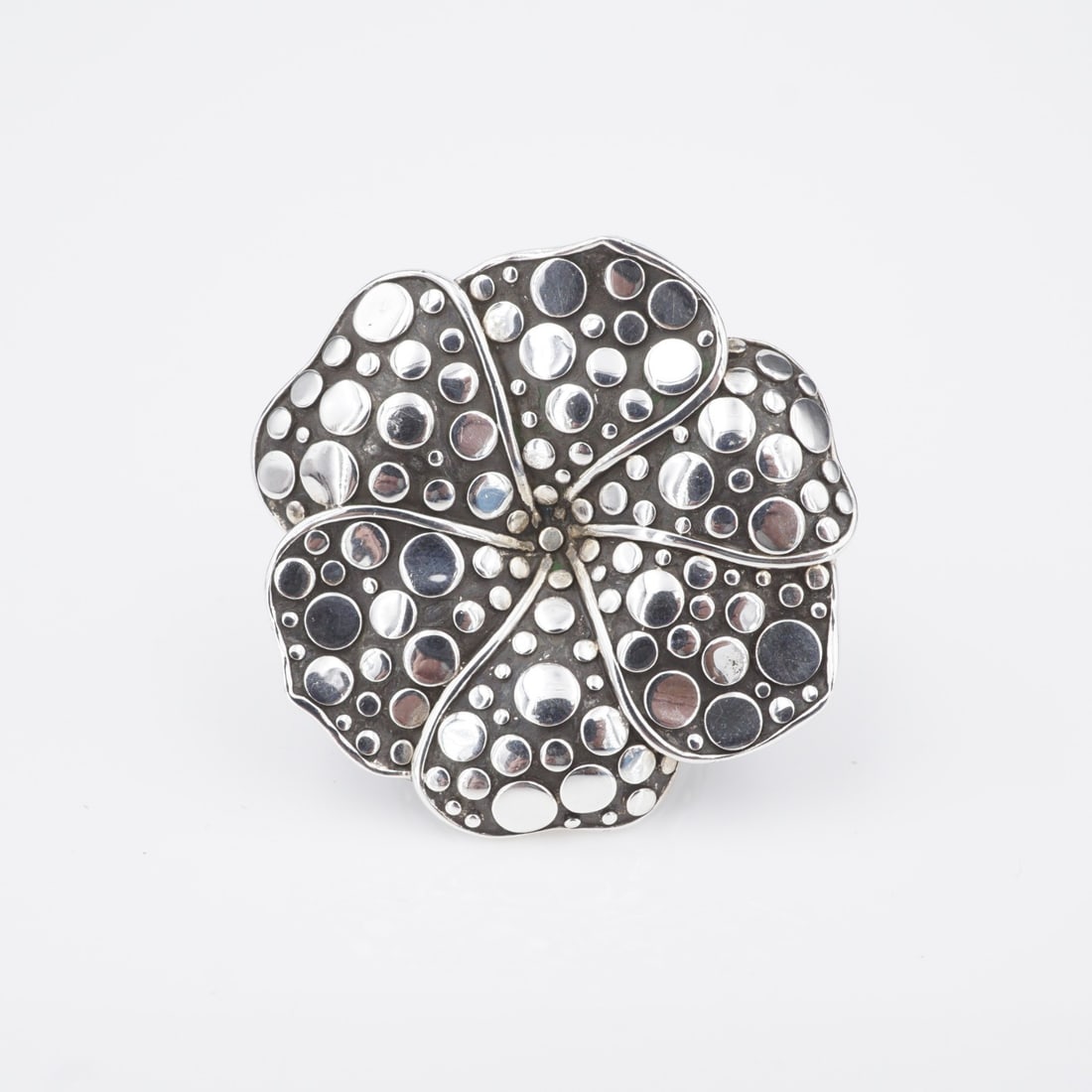 John Hardy Ayu Frangipani Flower Ring Sterling Silver Size 7 Statement RS3760: This ring from designer John Hardy features the iconic Ayu Frangipani flower design adorned with clusters of dots on each petal. Crafted in sterling silver, this ring is a perfect statement. Metal Typ
