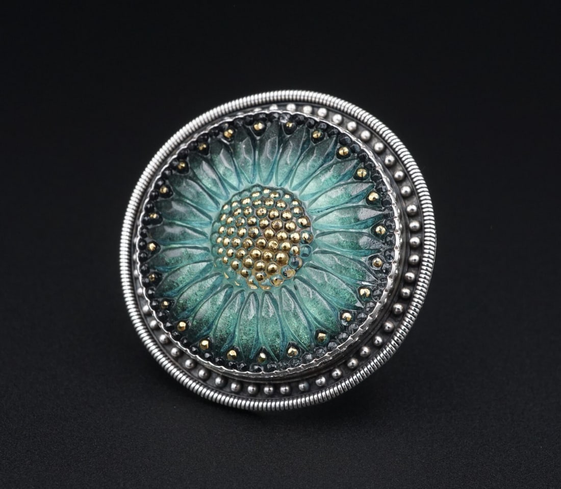 Mars & Valentine Chunky Sunflower Ring Sterling Silver Size 7 Green 1.5" RS3631: This statement ring from Echo of the Dreamer (Mars & Valentine) features a bold sunflower design. Set in a chunky sterling silver frame with gold-tone accents and bead and rope detailing. Metal Type: 