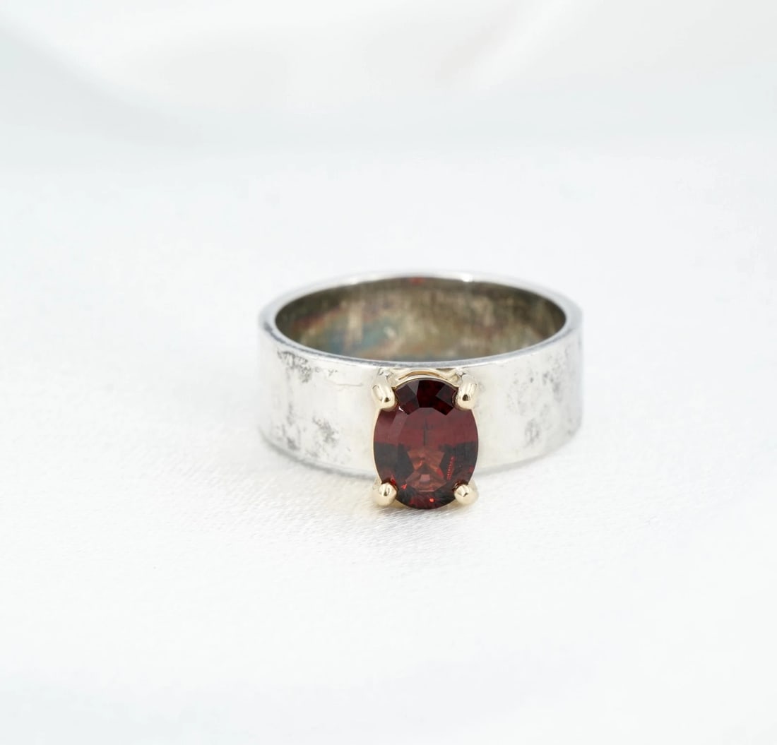 James Avery Julietta Garnet Ring Sterling Silver 14k Gold Sz 7 RS4090: This "Julietta" ring from James Avery features a vivid garnet high set in a 14k yellow gold basket atop a wide solid sterling silver band with a hammered texture. Metal Type: Sterling Silver Notable M