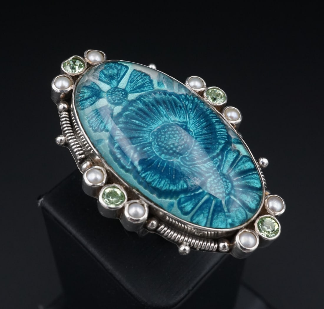 Mars & Valentine Flower Ring Sterling Silver Size 9 Pearl Blue Teal 2" RS3638: This statement ring from Echo of the Dreamer (Mars & Valentine) features a bold oval disc with flowers nestled within a blue background. Set in a chunky sterling silver frame with rope detailing and g