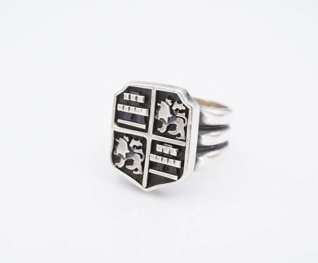 Bowman Originals Lion and Castle Crest Shield Ring Sterling Silver 7 RS4007: This shield ring from Bowman Originals features a classic crest design embellished with 3D lion and castle motifs symbolizing courage, protection, and nobility. The crest is set atop a wide, three row