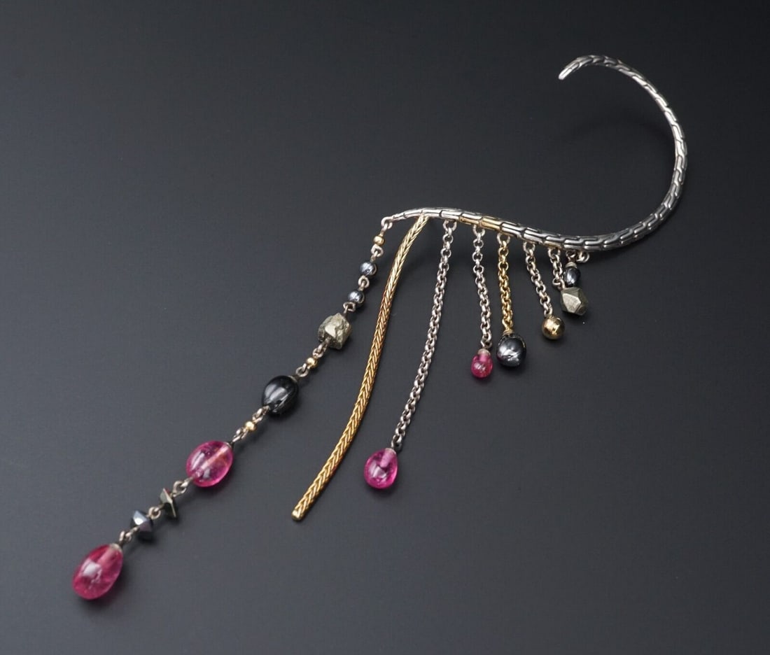 John Hardy Adwoa Aboah Ear Cuff 18k Sterling Silver Tourmaline Pyrite ES2309: John Hardy and Adwoa Aboah (activist and model) introduce their first limited edition collection grounded in raw elegance, drama and unapologetic self-expression. Crawling all the way up the ear with 