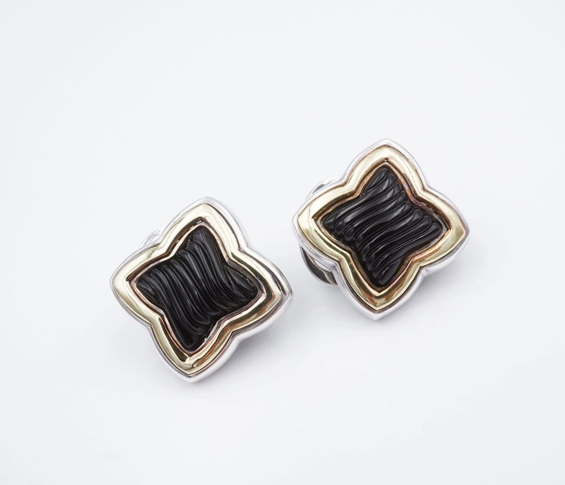 David Yurman Onyx Venetian Quatrefoil Earrings Sterling 18k Large 21mm ES2796: These David Yurman quatrefoil earrings feature carved onyx cabochon centers framed in 18k yellow gold and solid sterling silver. Metal Type: Sterling Silver and 18k Yellow Gold Notable Marks: Yurman 9