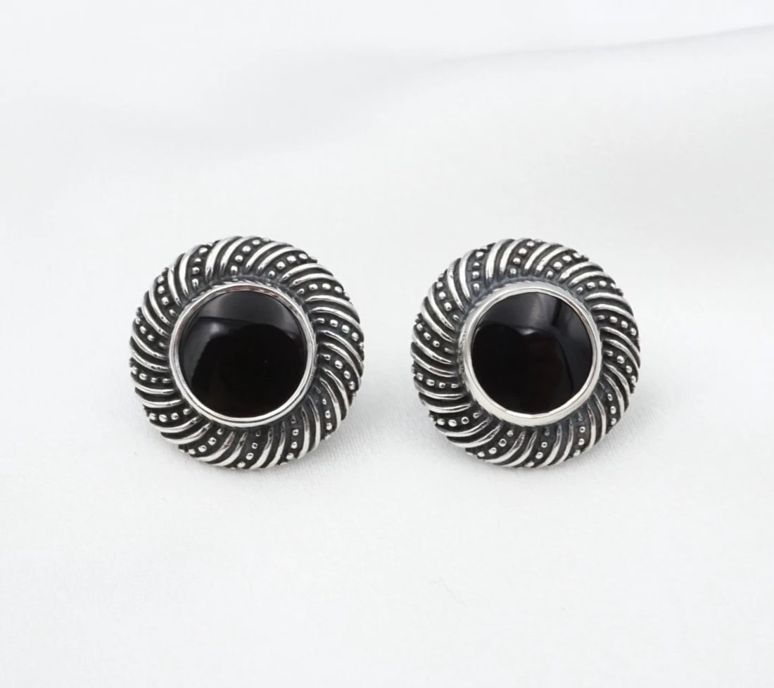 James Avery Onyx Florecita Earrings Natural Sterling Silver 0.75" Retired ES2898: These retired James Avery "Florecita" earrings feature an onyx cabochon bezel-set in a solid sterling silver disc design with a textured border. Metal Type: Sterling Silver Notable Marks: Avery STER M