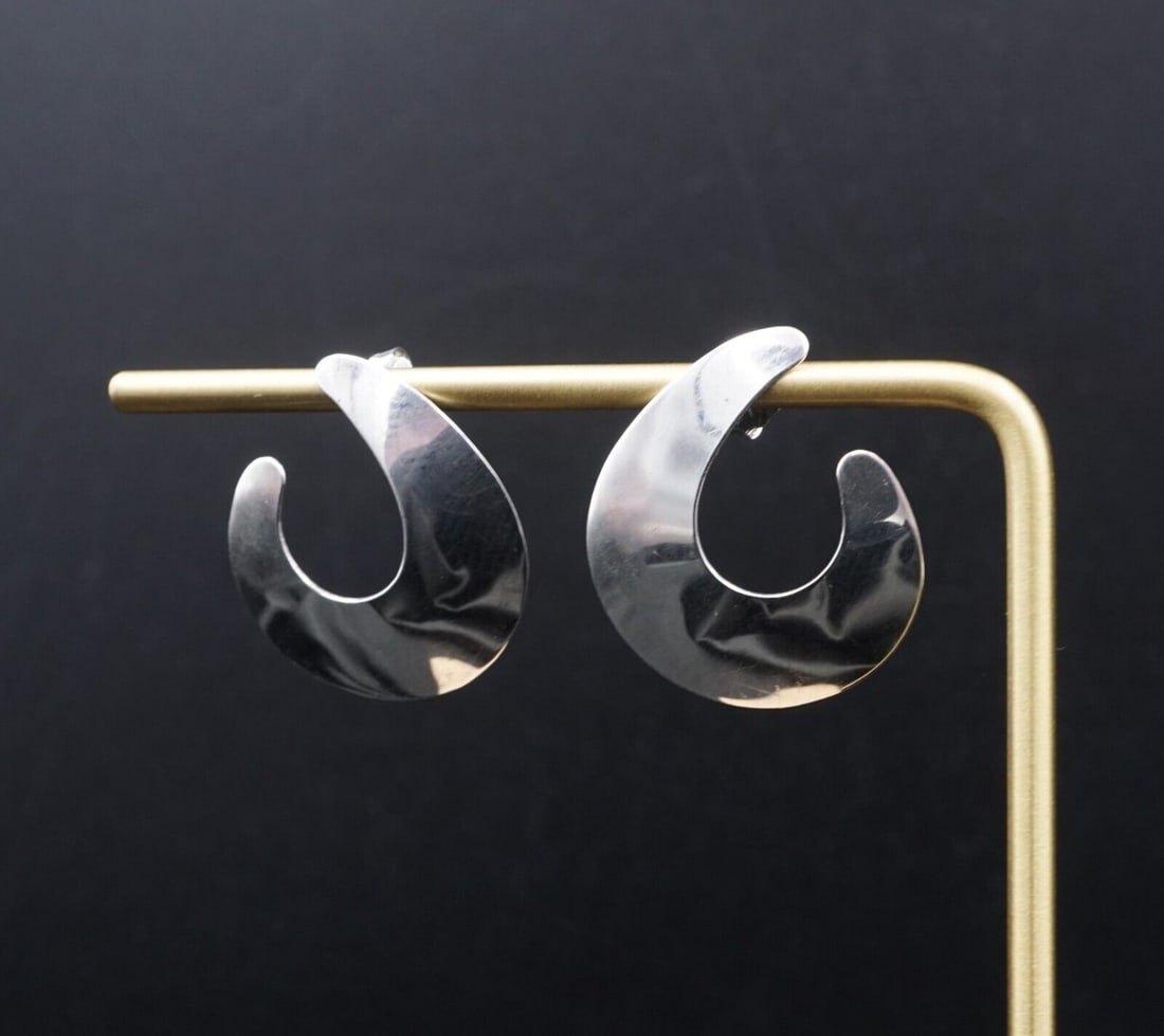 James Avery Earrings Rare Modernist Sterling Silver 1" Retired Vintage ES2509: This pair of rare, vintage earrings from James Avery features modernist crescent swoops, crafted of solid sterling silver. The earrings fasten securely with butterfly backs for pierced ears. Metal Typ