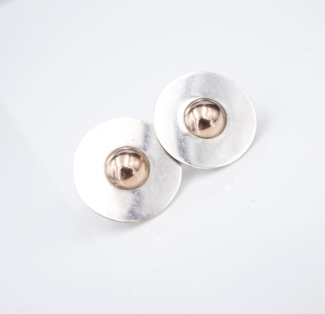 British Sterling Silver Gold Dome Disc Earrings 9k Gold 1" Modernist ES2703: This pair of earrings feature a flat sterling silver disc with a 9k yellow gold dome shape in the center. Metal Type: Sterling Silver & 9k Yellow Gold Notable Marks: AMP British hallmarks M - date let