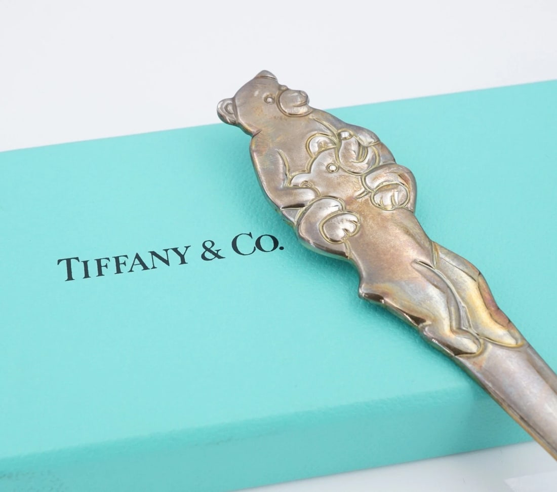 Vtg Tiffany & Co Teddy Bear Feeding Spoon Sterling Silver 5.5" Retired Box M2076: This vintage sterling silver baby spoon from Tiffany & Co. is a perfect collectible piece. A retired design featuring a teddy bear on the handle. Crafted in sterling silver. This unique piece is a gre