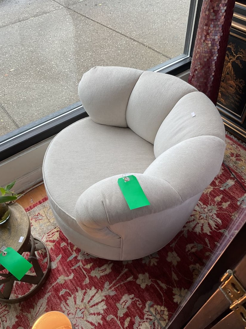 Contemporary Swivel Barrel Chair – Plush Cream Upholstery, Sculptural Backrest: Sink into luxury with this stylish contemporary swivel barrel chair, designed for both comfort and visual appeal. Upholstered in a soft, neutral cream fabric, this chair features a rounded silhouette