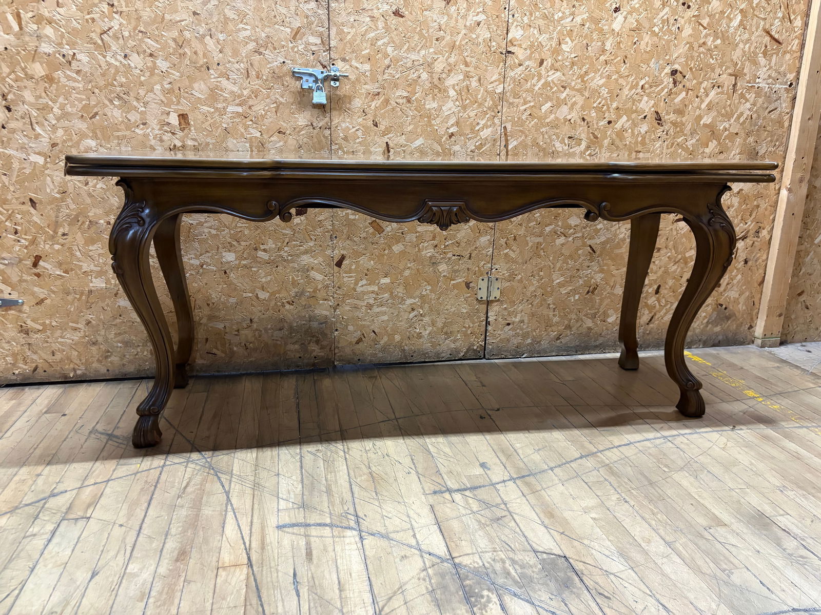 Karges French Provincial Console Table – Hand-Carved Walnut Cabriole Leg Entry Table: Elegant French Provincial console table by Karges Furniture Company, Evansville, Indiana. This finely crafted piece showcases hand-carved walnut with graceful cabriole legs, scalloped apron, and shell
