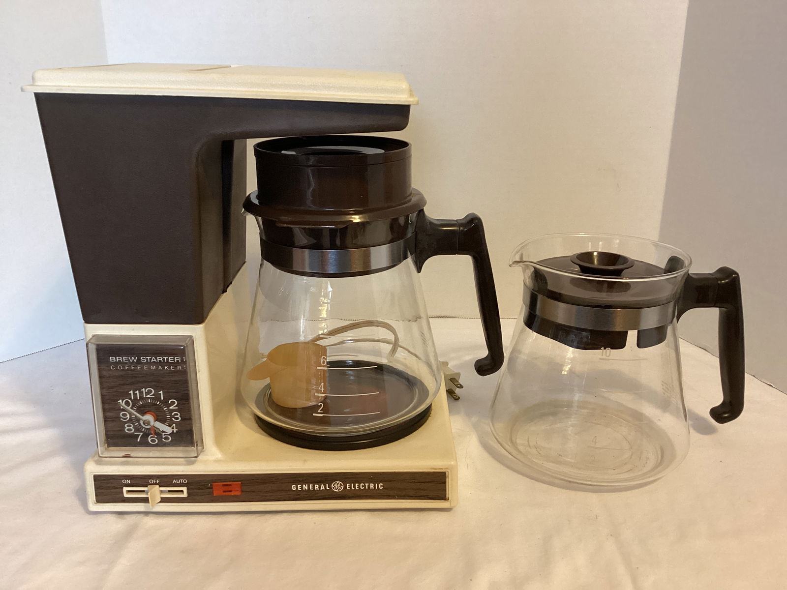 General Electric Brew Starter 10 Cup Coffee Maker with Built in Clock: powers on, has extra pot