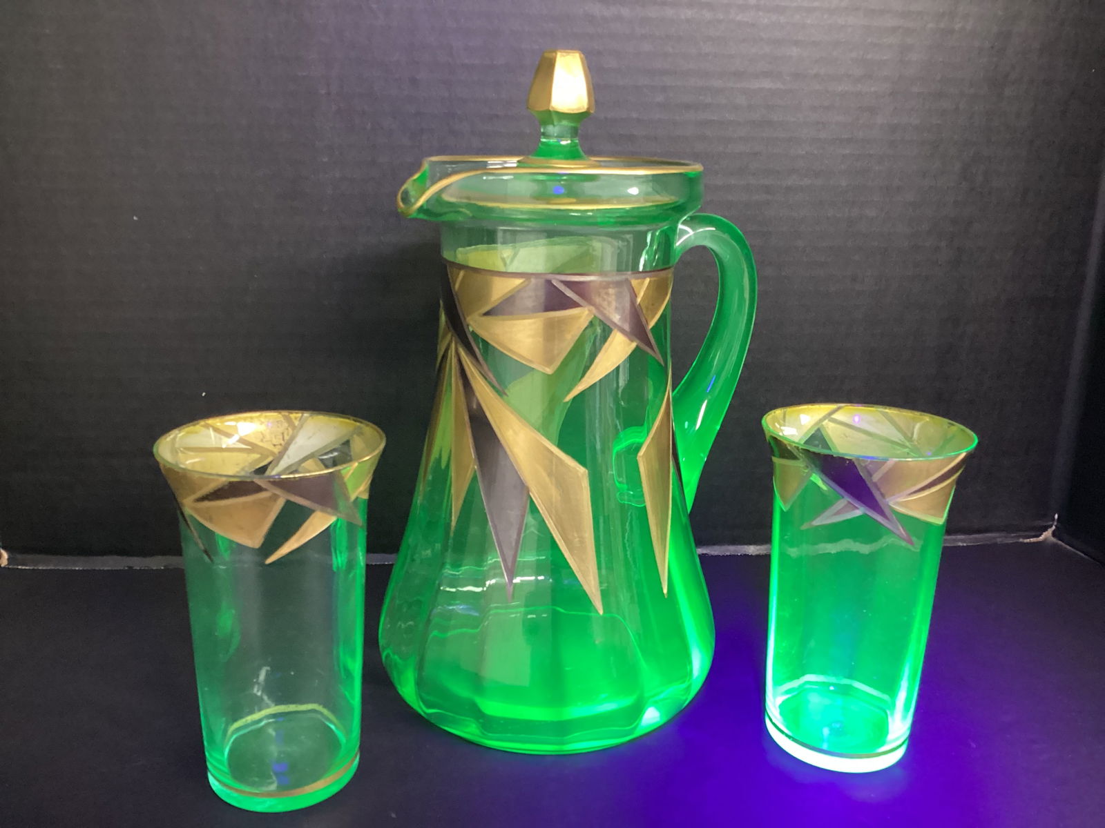 Vintage Green Uranium Glass Pitcher with Lid and Two Flat Bottom Glasses (1 of 11)