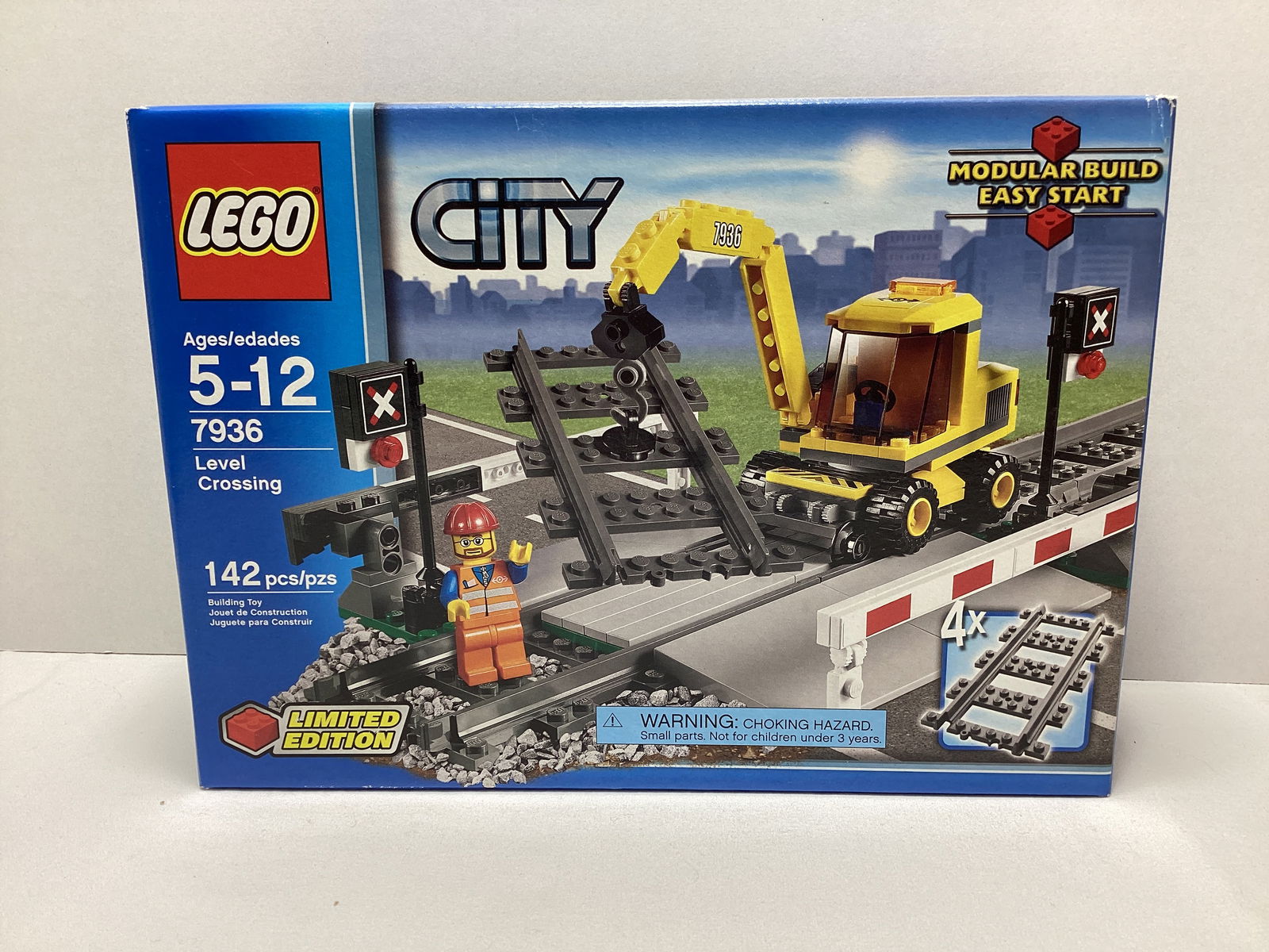 New LEGO City 7936 Level Crossing Building Set (1 of 4)