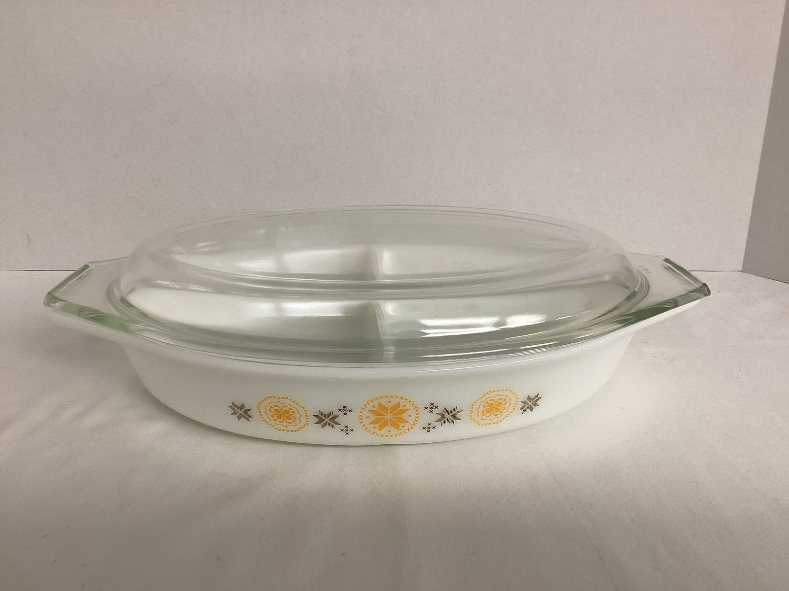Pyrex Town and Country 1 1/2 Quart Divided Casserole Dish with Lid (1 of 8)