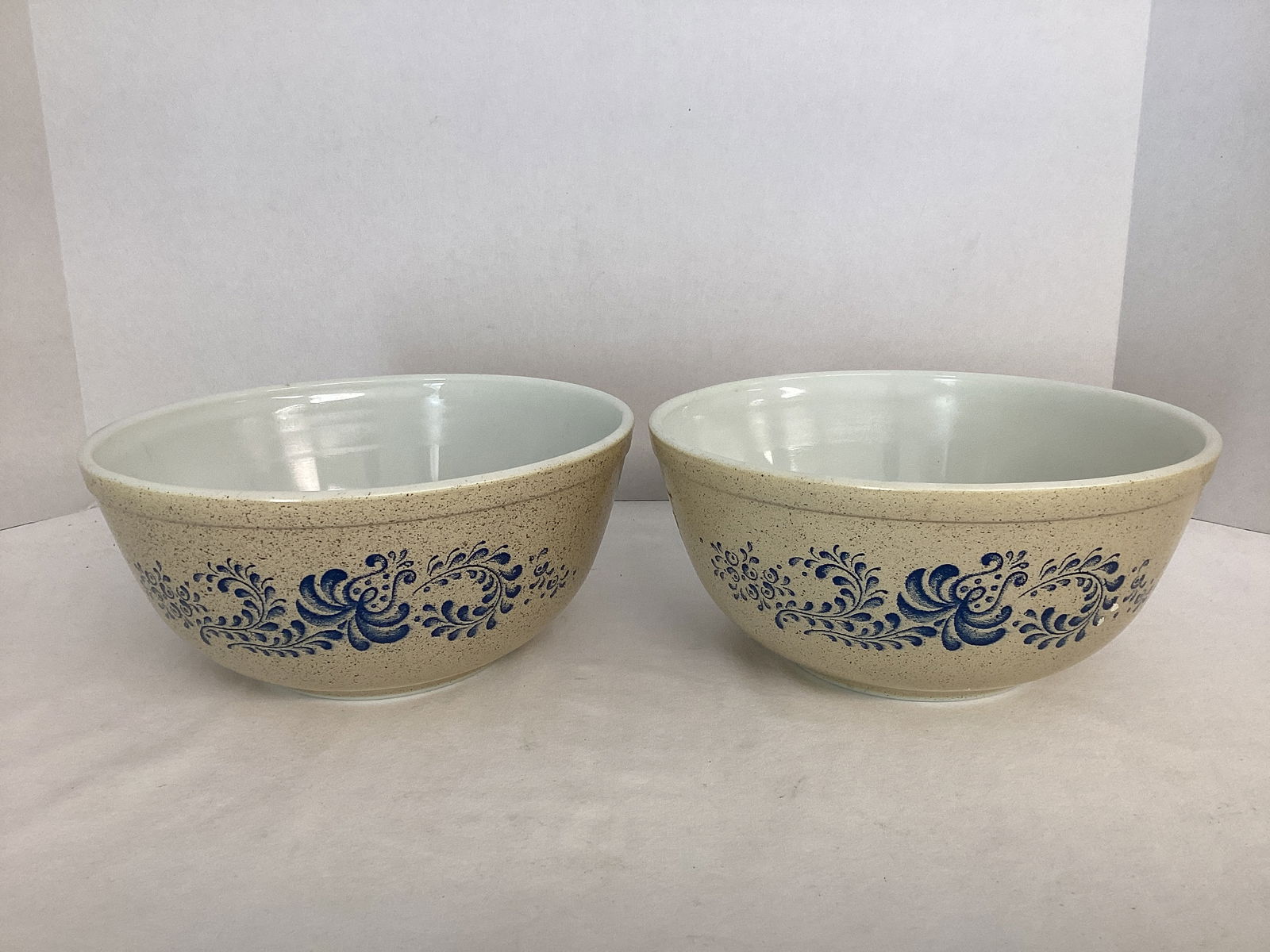 Two Pyrex Homestead 2.5 Quart Mixing Bowls (1 of 6)