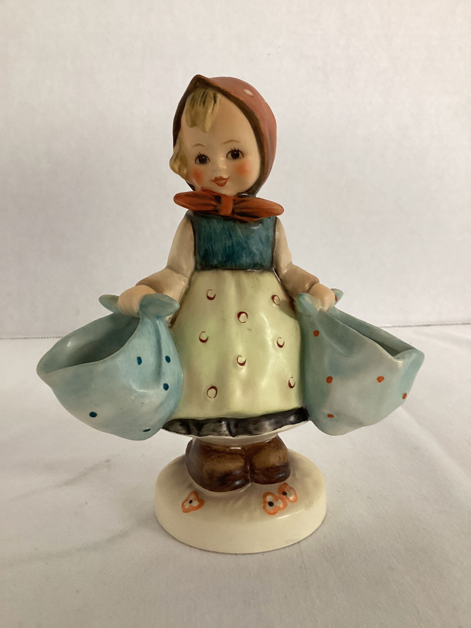 Goebel West Germany Hummel "Mother's Darling" Figurine: 5 3/4" h